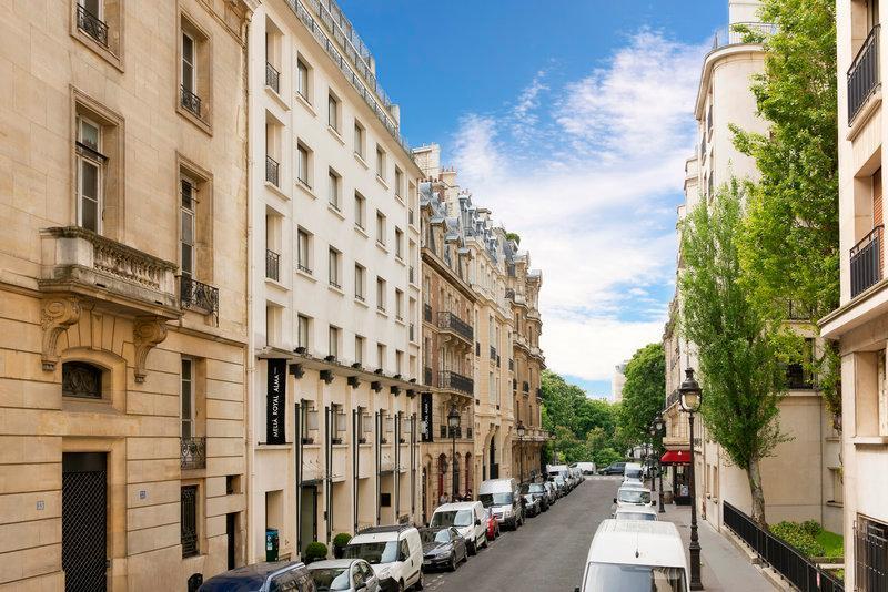 Hotels and Home stays near Convention Metro Station, Paris. Book your Stay now